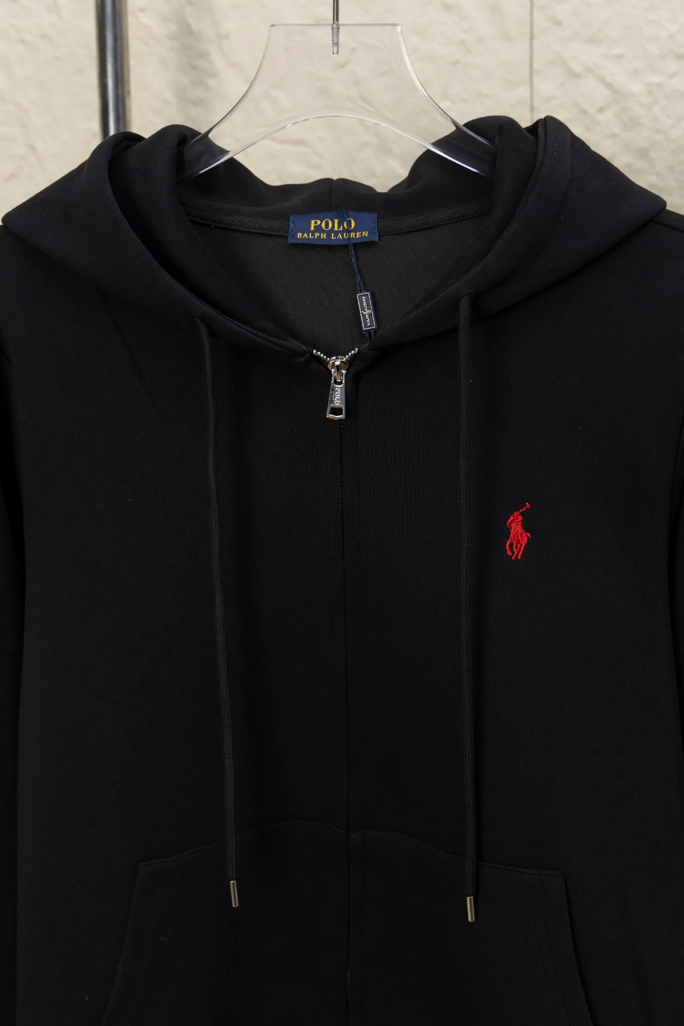 P270 Style No.: JZ024 Raff embroidered small label hooded jacket. Xuanwang New Rescue Limited Counter Jacket 420g air layer compound fabric. Imported machine full classic embroidered small label os version. Versatile style. Couple style. Color: black, navy. Size: S M L XL.